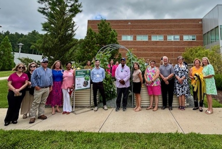 새 커뮤니티 정원을 위한 리본 커팅 후 그룹 포즈