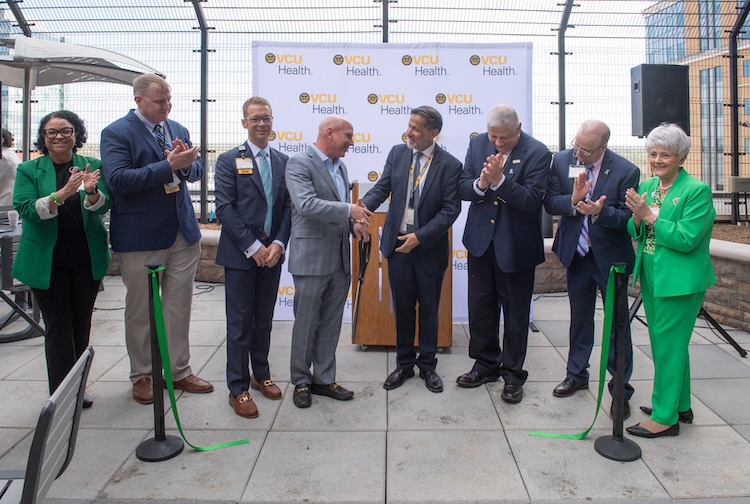 리본을 자르고 줄을 서 있는 그룹