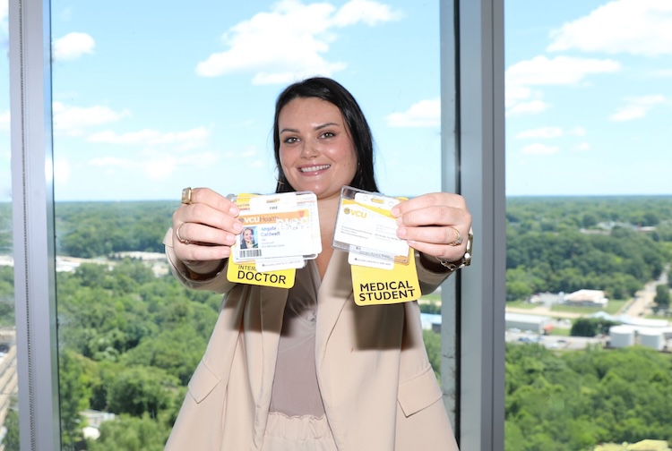 Rion Caldwell, M.D., 두 개의 배지를 나란히 들고 있음