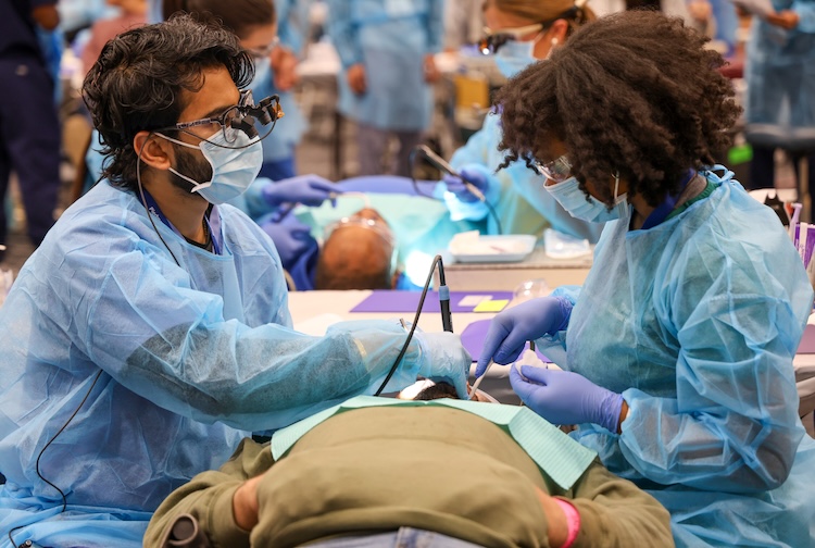 카지노사이트 치과 학생들은 행사에서 개인을 돌보아줍니다.