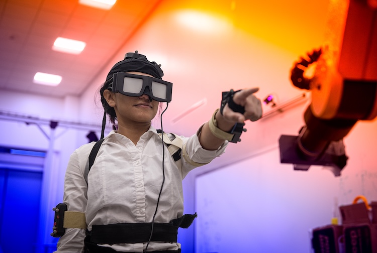 학생들이 카지노사이트에서 가상 현실 헤드셋을 포함한 혁신적인 장치를 사용하여 직접 교육을 받고 있습니다.