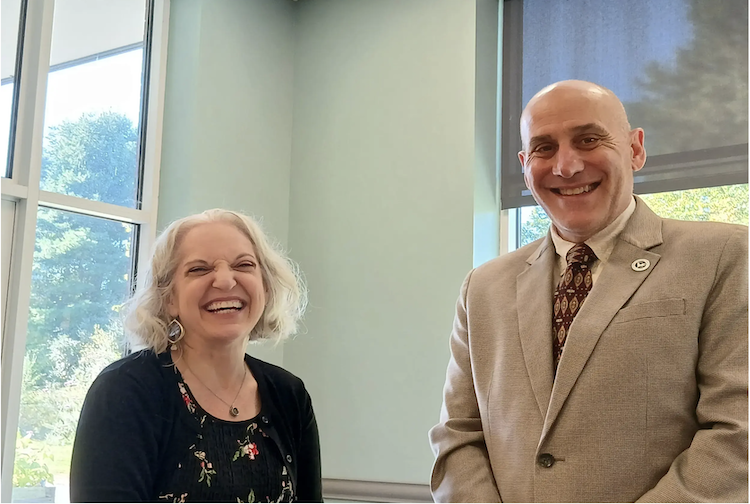 Tracey Gendron 박사와 Jeff Capeci가 나란히 서 있음