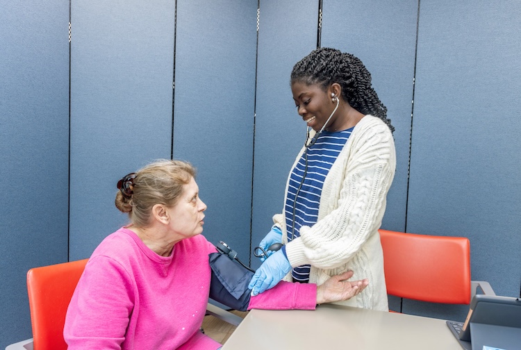 카지노사이트 간호학생이 현지 여성의 혈압을 측정합니다