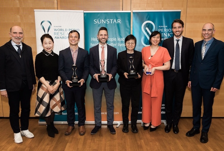 비즈니스 복장을 입고 상을 들고 함께 서 있는 그룹