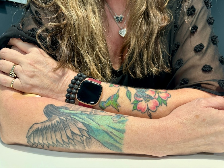 문신을 한 여자의 팔