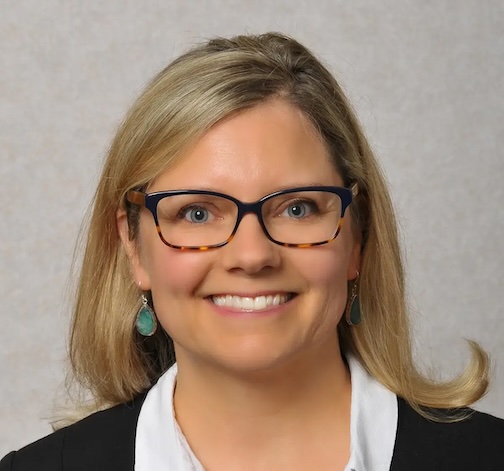 안경을 쓴 금발 여성