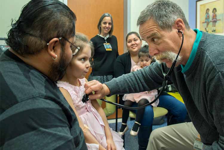 아스트리드 쿠바스-산체스와 그녀의 아버지, 의사