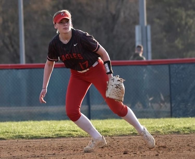 소프트볼 선수가 공을 잡을 준비를 하고 있습니다.