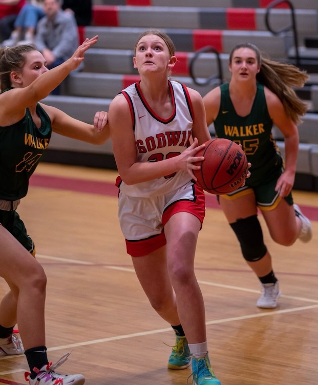 코트에 있는 고등학교 농구 선수들, 벨라가 중앙에 있습니다.