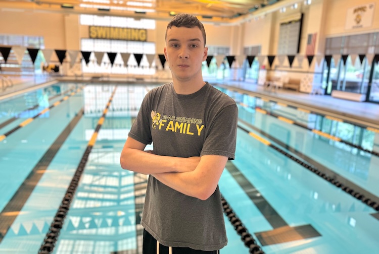 수영장 앞에 서있는 남자