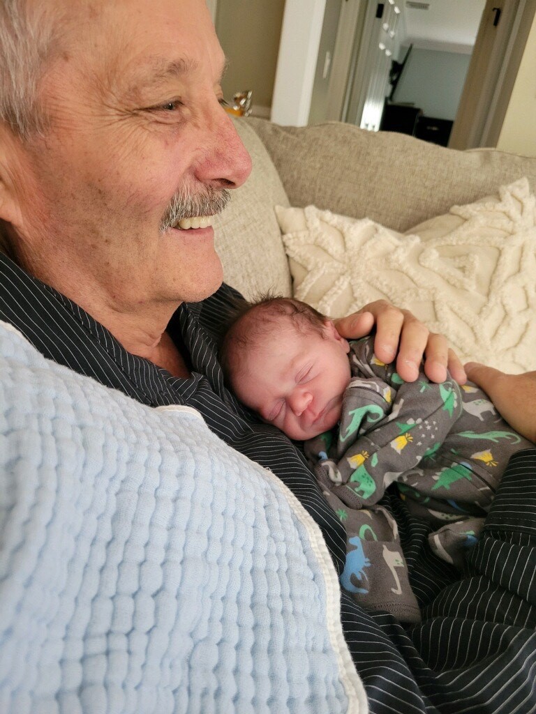 아버지와 아들이 생명을 구하고 생체 기증 수술을 수행한 외과 의사 옆에 서 있습니다.