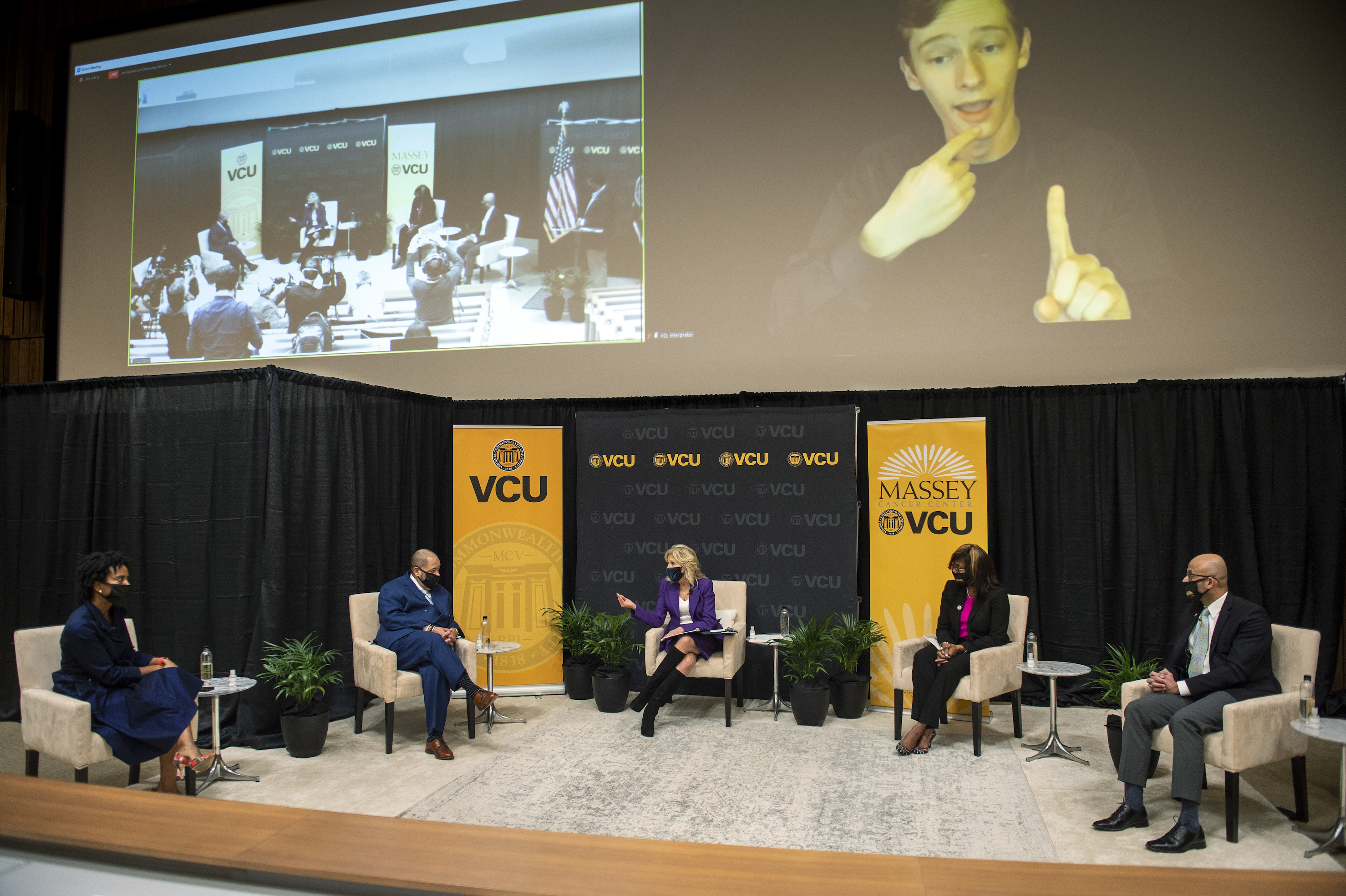 패널리스트들은 영부인 Jill Biden 박사와 건강 결과, 특히 암과 관련된 인종적 격차와 이를 해결하기 위한 노력에 대해 이야기했습니다. (Kevin Morley, 대학 마케팅)