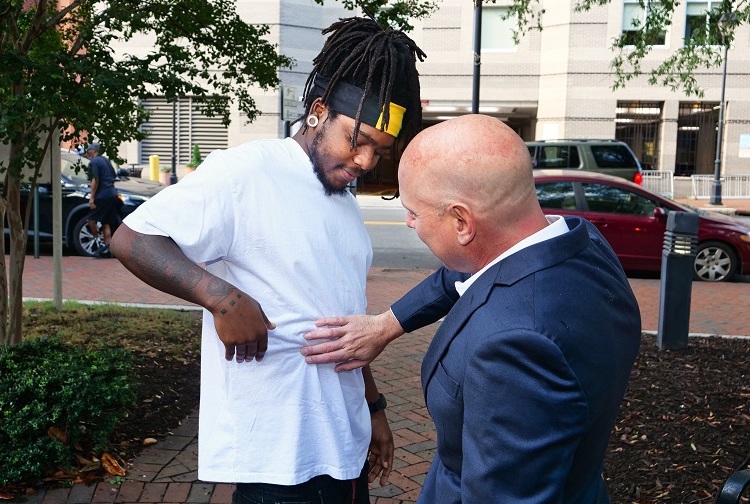 의사가 옆구리를 만지면서 환자가 측면으로 돌아갑니다. 간 이식 (셔츠 위)에서 흉터를 검사합니다.