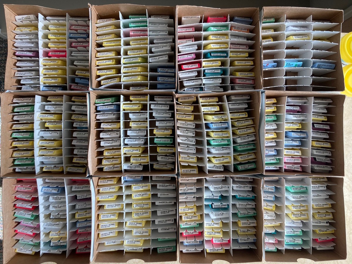 마분지 상자 안에 샘플이 담긴 작은 상자가 서로 쌓여 있습니다.