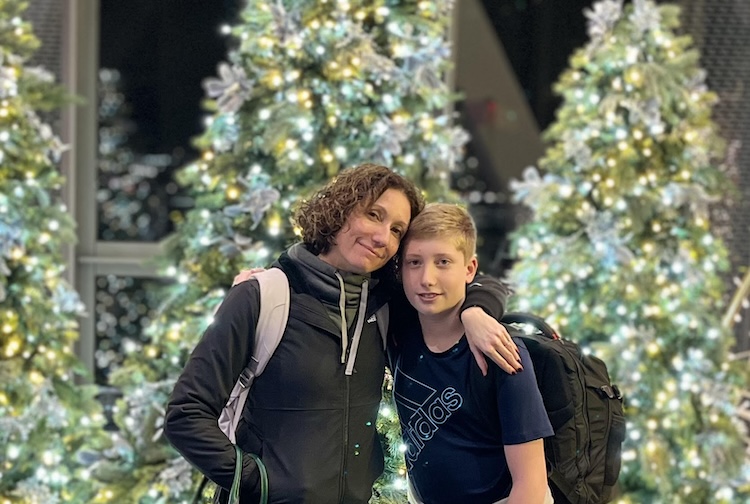불 켜진 크리스마스 트리 앞에 서 있는 다니와 그녀의 아들