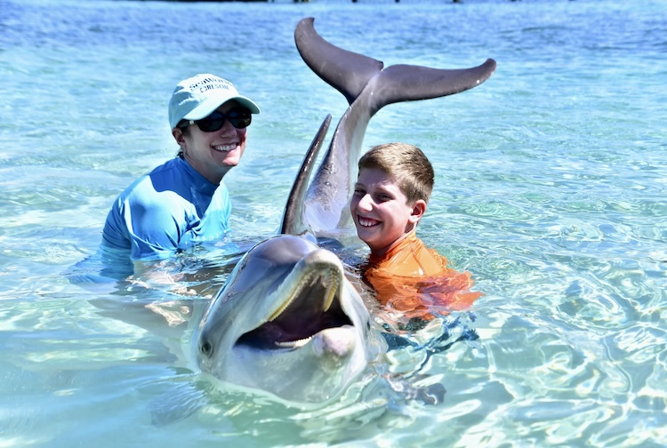 아들과 함께 돌고래를 안고 있는 다니