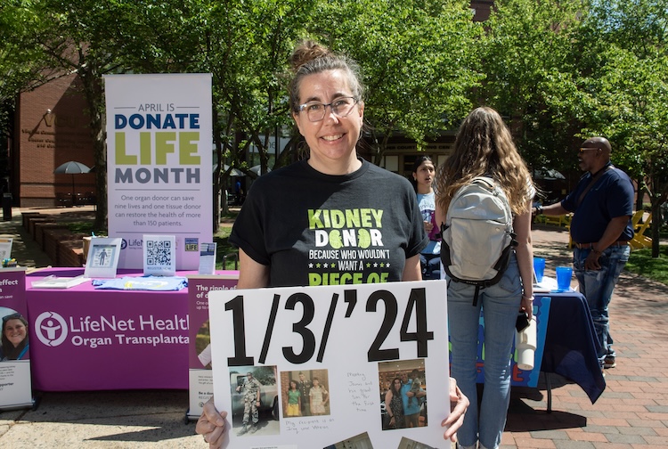 베키 듀프리가 이식 수혜자의 사진이 적힌 표지판을 들고 있습니다.