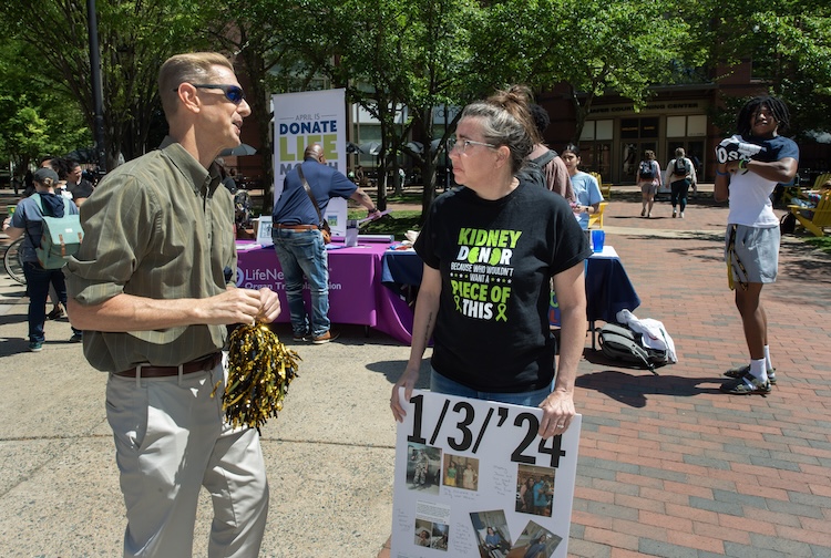 생명 기증 표지판을 들고 밖에 서 있는 두 사람