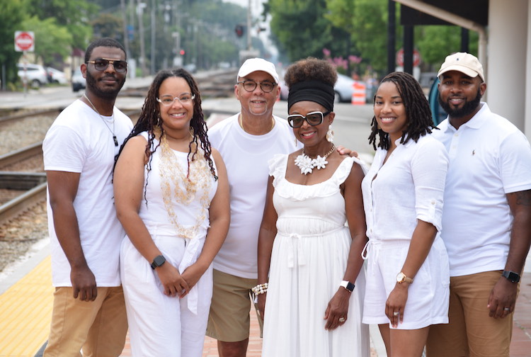 부활절 가족사진. 모두 흰색 옷을 입고 포즈를 취하고 있다.