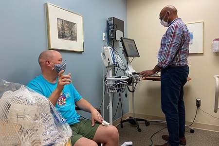 카지노사이트 매시 암 센터 환자 Jeff Eastman과 토드 아담스, M.D.가 방사선 카지노사이트 마지막 날에 있었습니다. Jeff Eastman이 공유한 이미지.