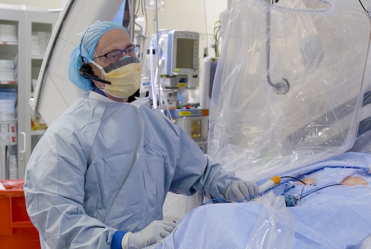 수술복을 입은 의사가 수술을 준비합니다