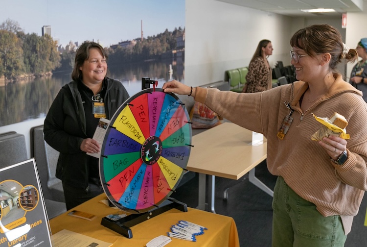 재미있는 상품을 위한 여성 물레