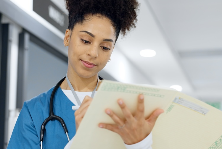 카지노 서류를 보고 있는 여자