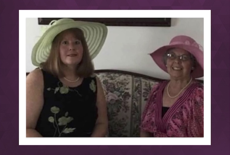 크고 화려한 모자를 쓴 두 여성이 나란히 앉아 있습니다.