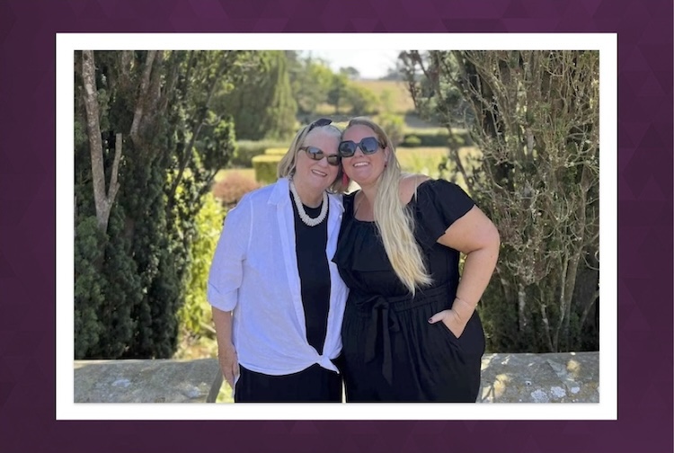 정원에 서 있는 어머니와 딸