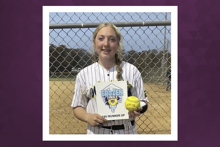 소프트볼 유니폼을 입고 사인을 들고 있는 소녀