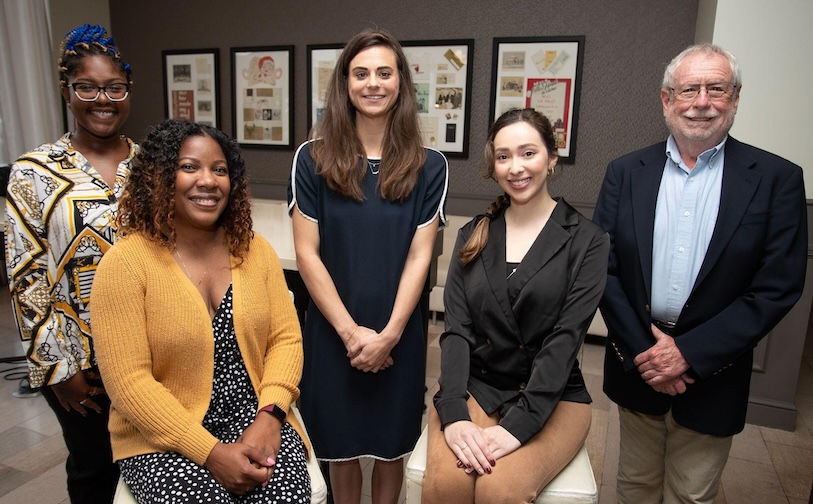 비즈니스 캐주얼 복장을 입고 함께 서서 웃고 있는 그룹