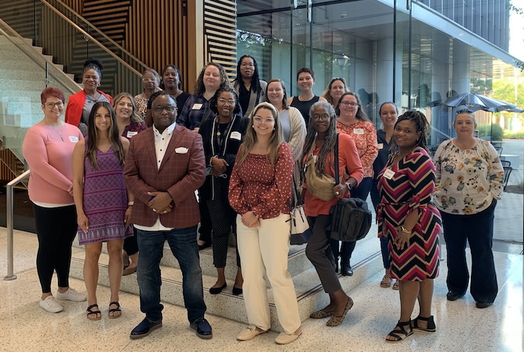 프로그램의 첫 번째 세션을 시작한 후 함께 서 있는 그룹