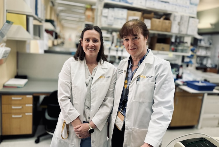 실험실에서 실험 가운을 입은 두 여성