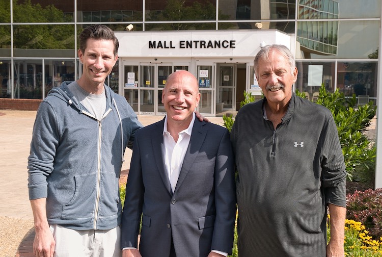 아버지와 아들이 생명을 구하고 생체 기증 수술을 수행한 외과 의사 옆에 서 있습니다.