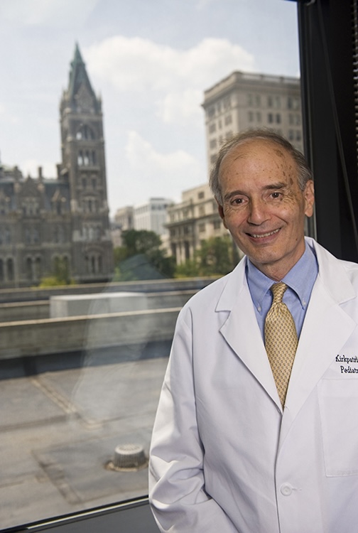 흰 가운을 입은 나이든 의사