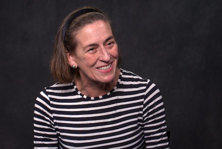 줄무늬 검은 색과 흰색 셔츠 미소의 여자.