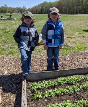 가족 농장의 Mikey 형제와 Reid Lo Sapio 형제