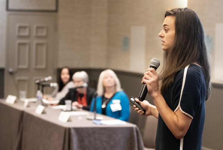 교실 앞에 서있는 여자