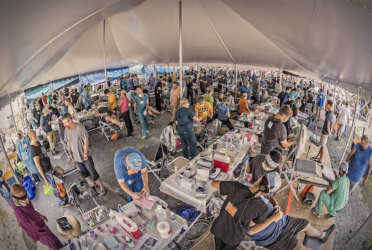 Mission of Mercy 치과 카지노사이트 이벤트가 대형 텐트에서 준비되었습니다. 이는 UVA Wise로 이동하기 전입니다.