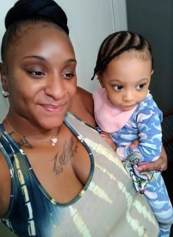 니콜 홀리와 아기