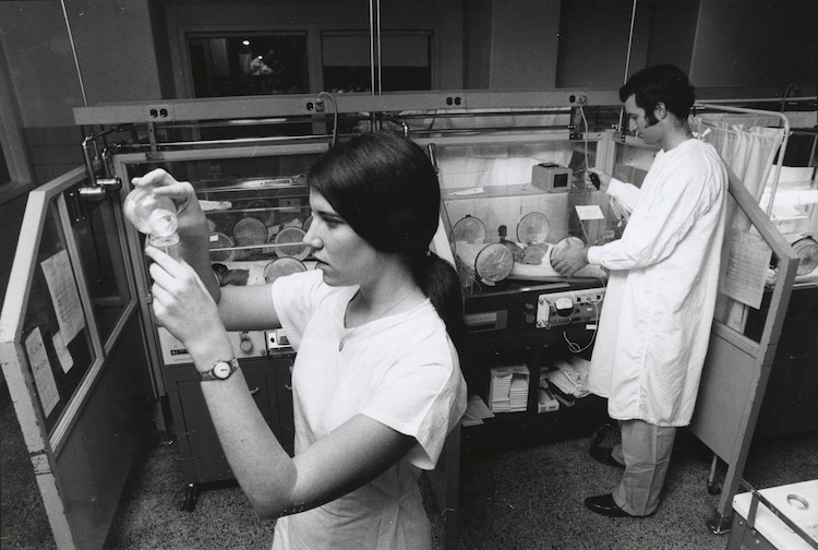 NICU에 있는 두 의사의 60년대 사진