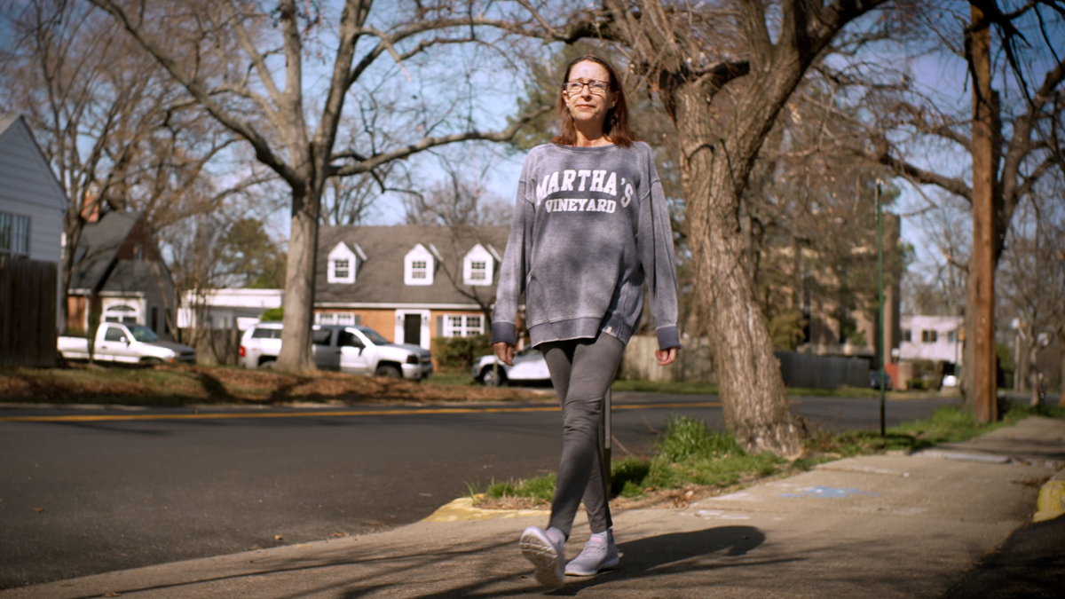 동네를 걷고 있는 여자