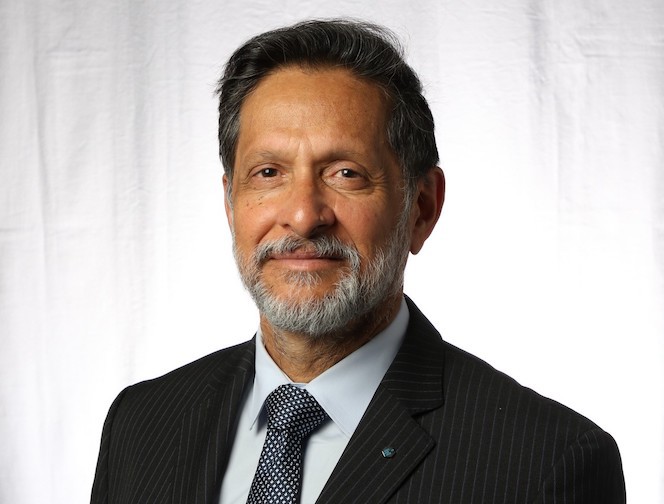 양복을 입고 웃고 있는 남자.