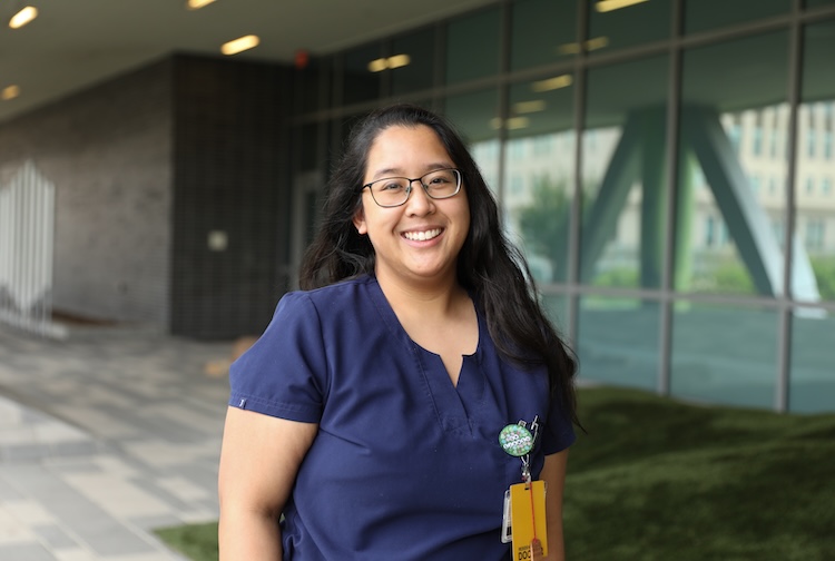 짙은 보라색 셔츠와 안경을 입은 여성