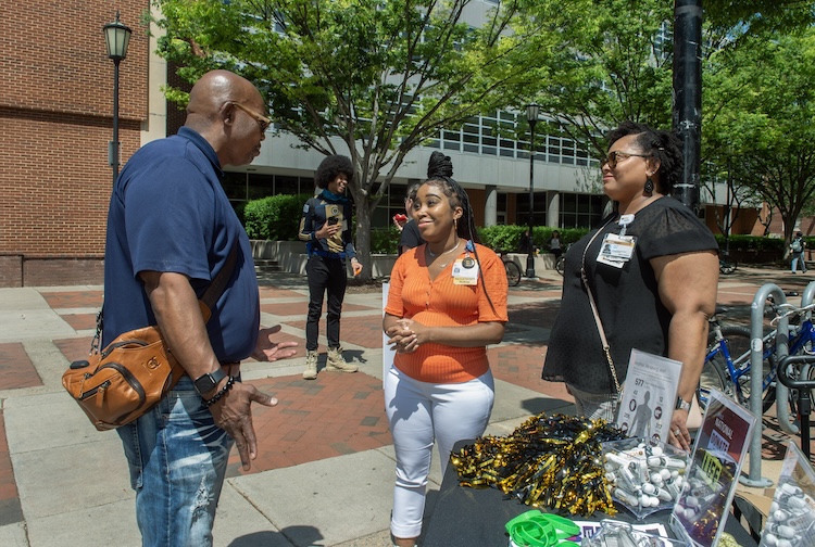 학교 건물 밖에서 이야기를 나누는 사람들의 그룹