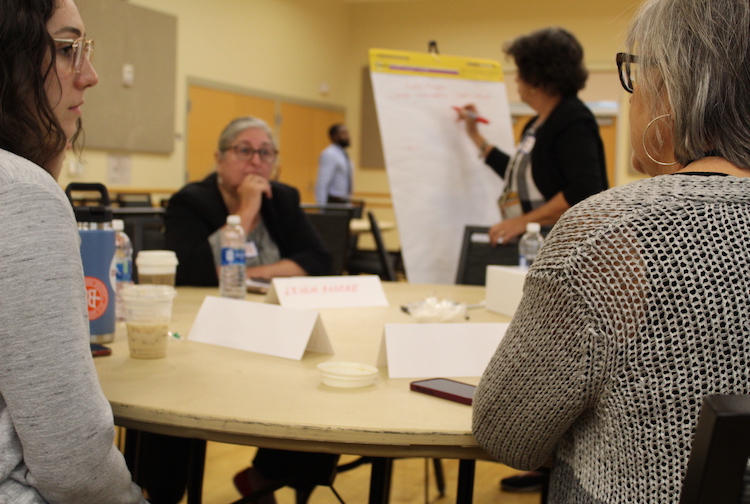 테이블에서 말하고 아이디어를 적는 여성 그룹.