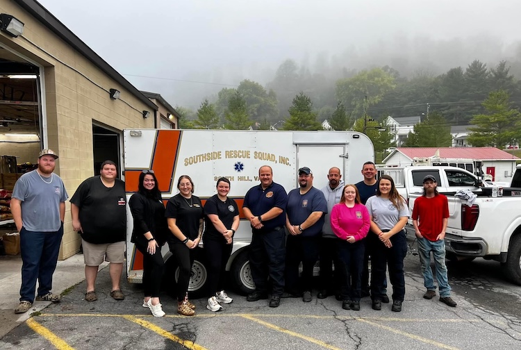 사우스사이드 구조대원들이 구급차 근처에 서 있습니다