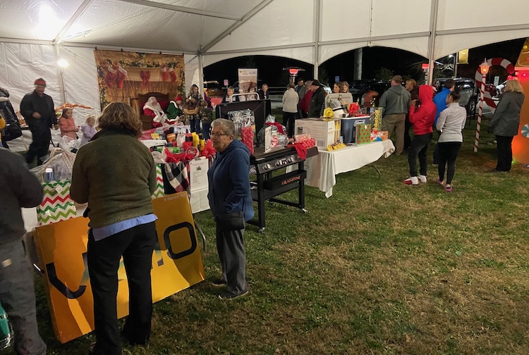 추첨 상품이 있는 텐트 아래의 군중.