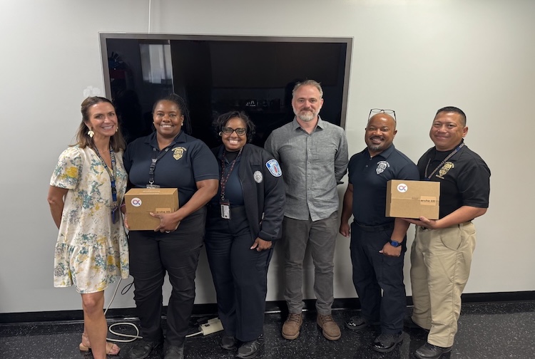 리치먼드 경찰서에 VR 헤드셋을 전달하는 Thomson