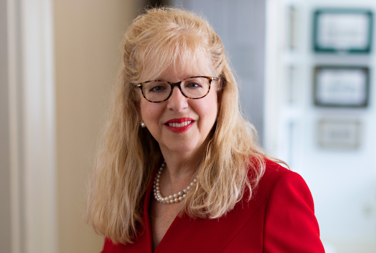 빨간 옷을 입은 여자